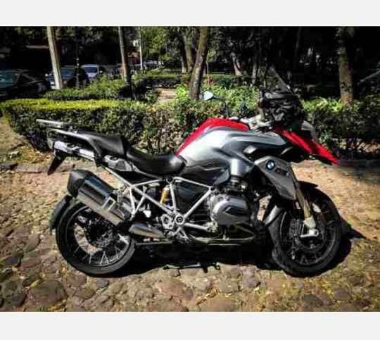 SamReyesH's tweet photo. Ayuda... a un compañero motociclista lo robaron a las 18:55 en plaza delta
Moto BMW
R1200gs 
Roja
Placas KJL65 https://t.co/YXD8W3CxSj