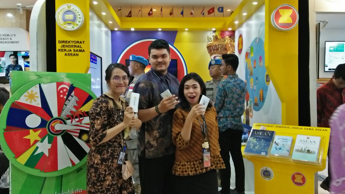 Kemlu_RI's tweet photo. Kuis ASEAN berhadiah merchandise menarik di #PPTM2018 juga masih berlanjut lho. Jangan sampai kehabisan merchandise khas ASEAN! https://t.co/Qu8bim4oaK