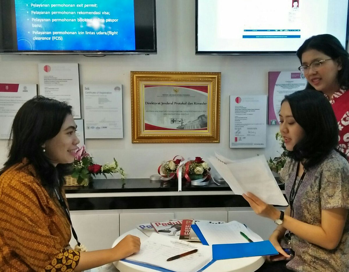 Kemlu_RI's tweet photo. Ayo coba kursi panas Ditjen Protokol dan Konsuler! Kita bisa dapat hadiah cuma dengan jawab lima pertanyaannya. Hanya di hari terakhir #PPTM2018! https://t.co/VMaAqbYej1