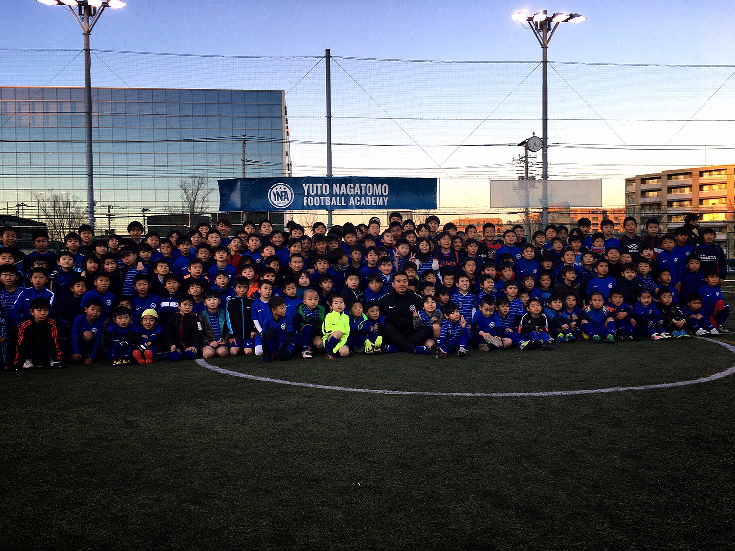 Yuto Nagatomo 長友佑都 昨日は僕が運営するサッカースクールの子ども達と一緒にプレーしました 上手いだけじゃない 世界で闘える選手を輩出する為に今後も一緒に挑戦して行きます Ynfa Nike 長友佑都 夢 努力 情熱 本気 T Co