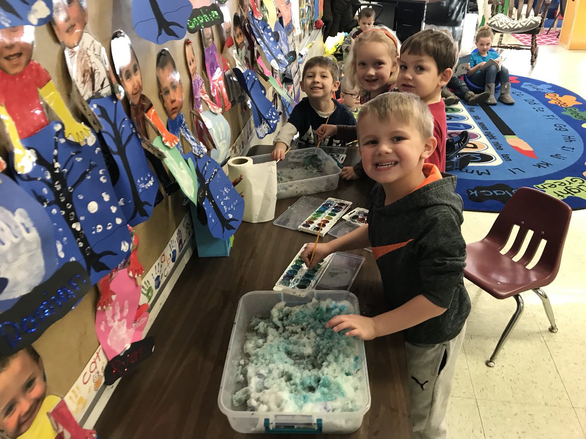 NeitzkeAlesha's tweet photo. The only fun thing about snow?? You can paint it 😉 #winterunit #omroteachersrock https://t.co/oEtyC6dXMW