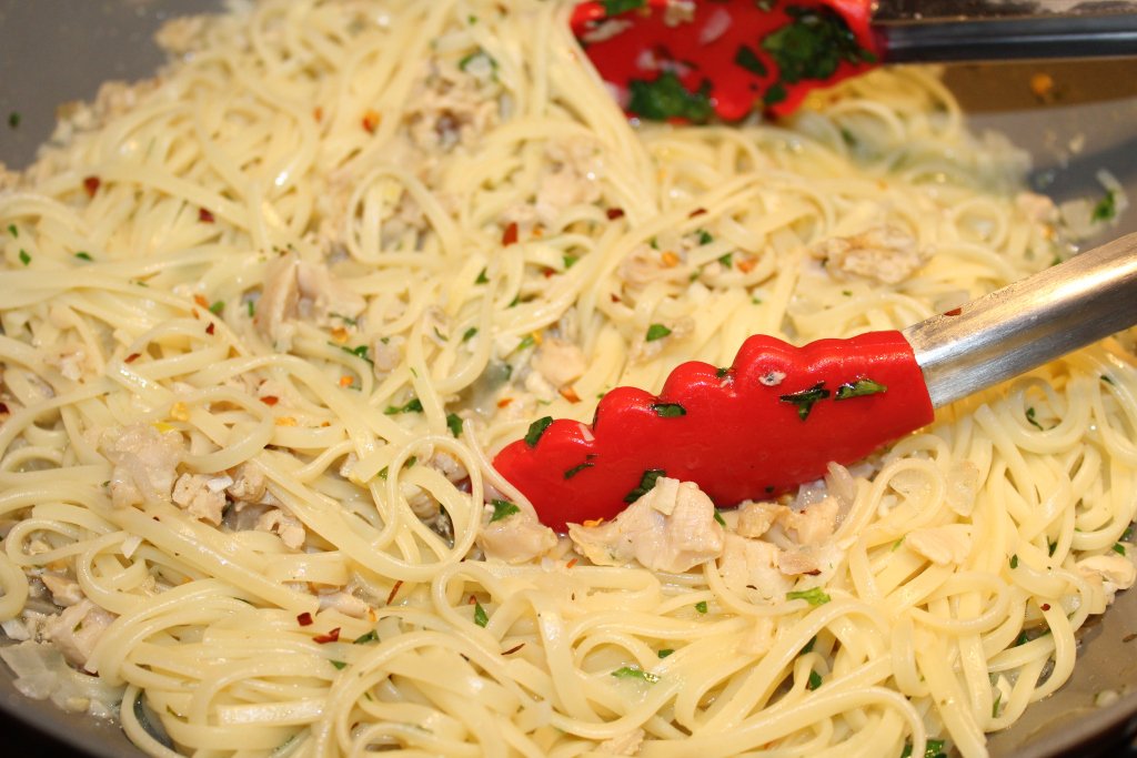 kelscafe's tweet image. Kel’s Classic Linguine with White Clam Sauce for Two kelleychisholm.com/2018/01/11/kel…