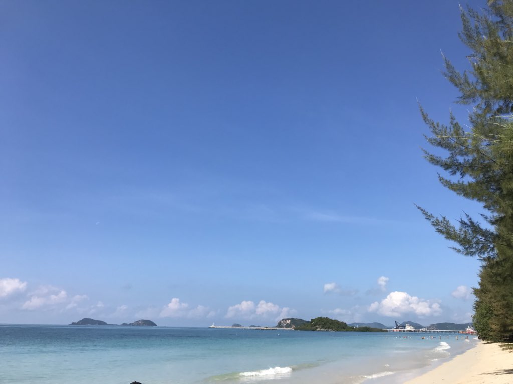 aloha_mommom's tweet photo. 先日、仕事でタイへ。

湿気があり、喉風邪をひいていましたがすぐに治りました！

海は、世界共通で美しい。
癒されました。

#海 #タイ #パタヤ #ホオカヒ #Ho'okahi https://t.co/ribSbxk5iv