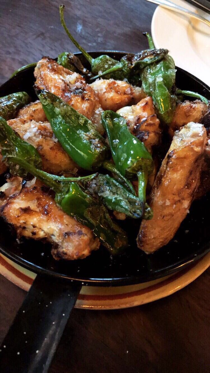 ¡Buenos días! Algo sencillo para hoy... alitas de pollo con pimientos de Padrón  ¿Qué os parece? #Palma #Mallorca #gastronomia #GastrotecaMauricio