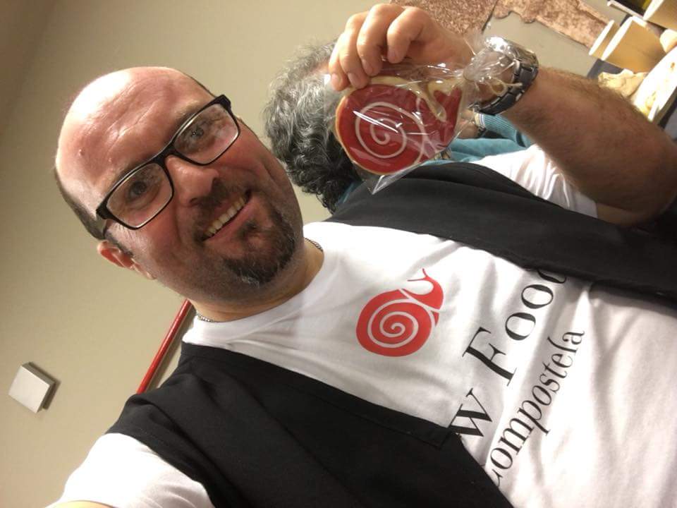 slowcompostela's tweet photo. Turismo Verde de Galicia - Turvegal, tamén quixo estar presente na celebración do primeiro #TMD2017 Galicia. A súa aportación foi o o orixinal sacho-selfie e un lote de xogos tradicionais galegos que os máis pequenos disfrutaron encantados. 

A súa misión é “Difundir Galicia” 👌 https://t.co/r8kL8CB2lt