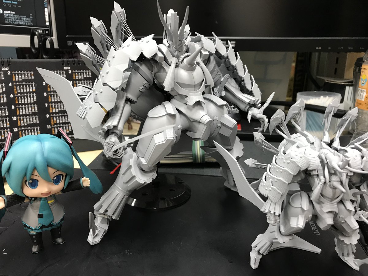 石渡マコト サイズに関してあらためて書きますと 今回のガレキ可動村正のサイズ 奥 と 試作の小型無可動村 正 手前右 です ねんどろダヨーさん比較