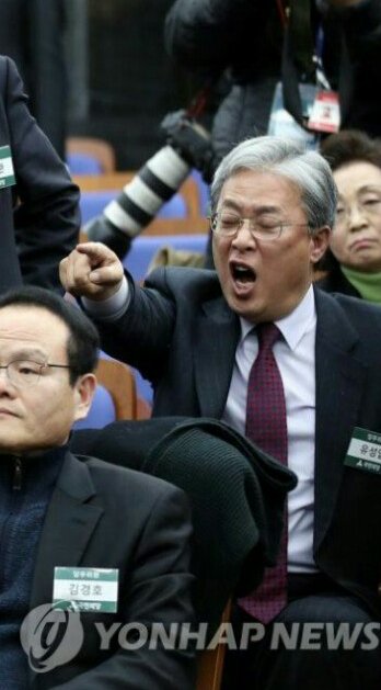 구태 토호들의 깽판 폭력배 현장? 
이거 폭력배 조폭 아닌가?

유성엽 최경환 장정숙