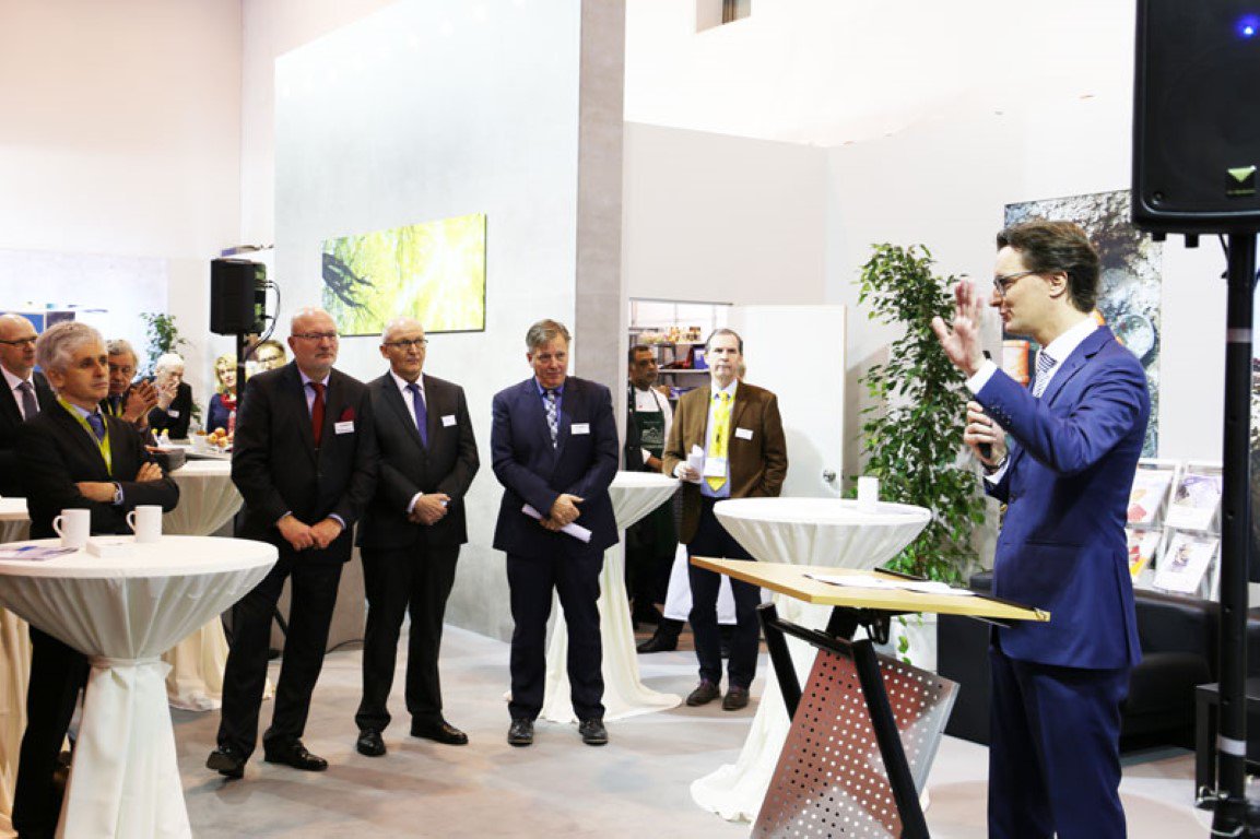 zertbau's tweet photo. Eine erfolgreiche #InfraTech2018 neigt sich dem Ende. Eine gelungene Auftaktveranstaltung, große Resonanz und viele tolle Kontakte haben die dritte Auflage dieser Messe zu einem vollen Erfolg werden lassen. #Hendrik_Wüst #Baugewerbliche_Verbände_NRW https://t.co/akZuUHys6j