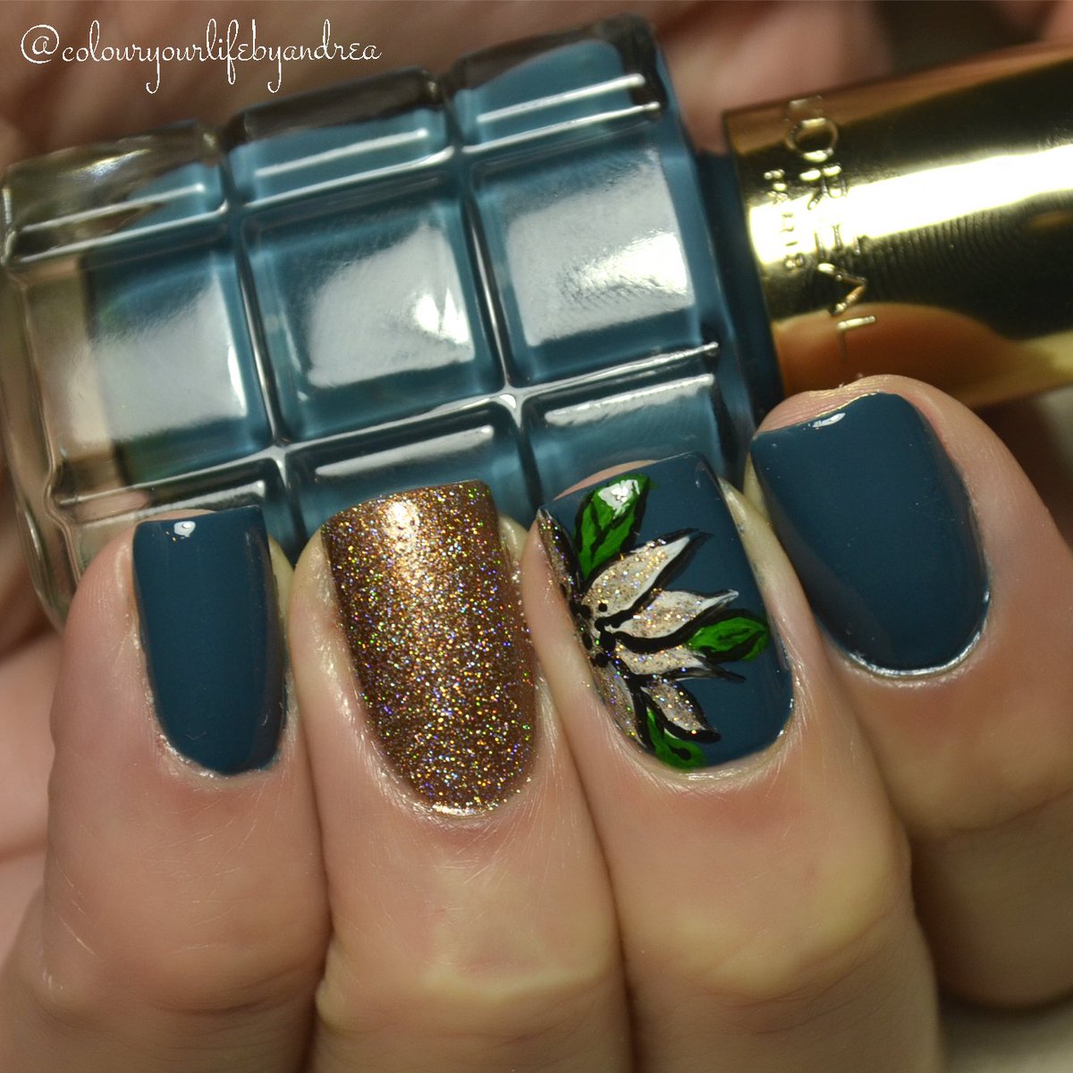 ManasesAndrea's tweet photo. Manicure I wore for Christmas: https://t.co/mT98Zpcmy7 https://t.co/NPSkUdO2UN