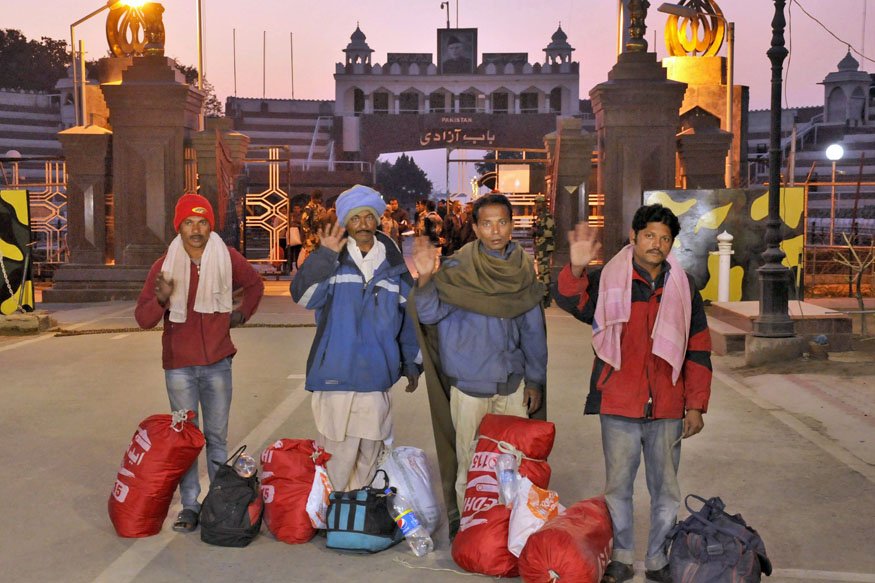 147 Indian Fishermen Released by Pakistan Cross Over Via Wagah Border #IndiaPakTies #IndianFishermenReleased #PakReleasesIndianFishermen #PakistanForeignOffice 
goo.gl/3Ej5UU