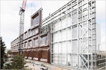 巨大な板チョコが屋外に！？　明治の大阪工場の看板が可愛すぎる！！！