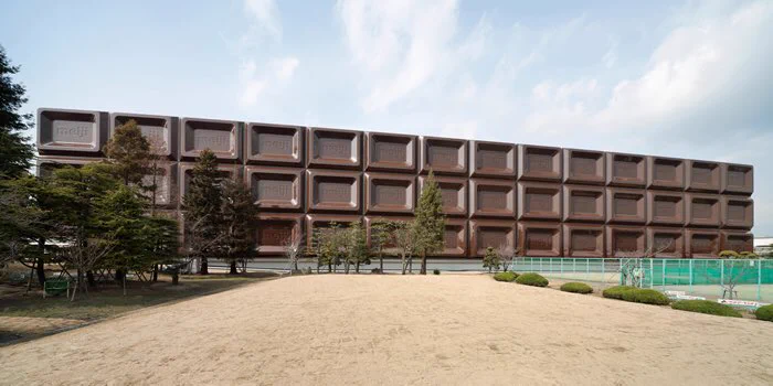 巨大な板チョコが屋外に！？　明治の大阪工場の看板が可愛すぎる！！！