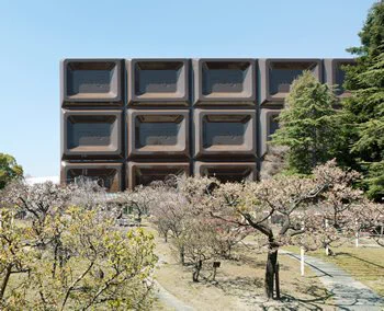 巨大な板チョコが屋外に！？　明治の大阪工場の看板が可愛すぎる！！！