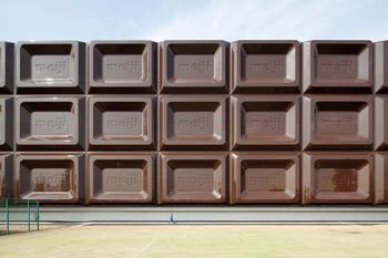 巨大な板チョコが屋外に！？　明治の大阪工場の看板が可愛すぎる！！！