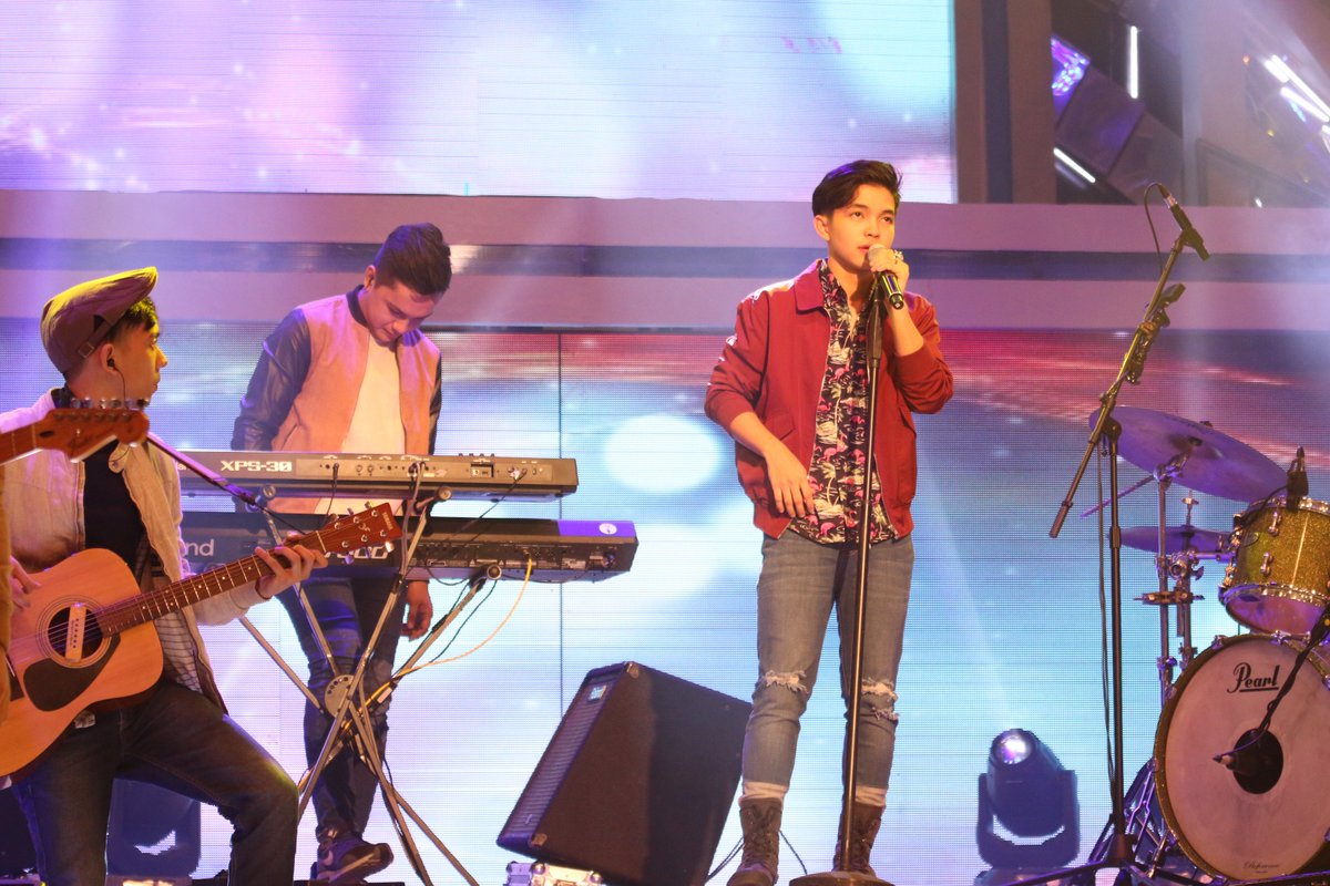 EatBulaga's tweet photo. BUKAS na ang Grand Finals ng Cluster B sa Music Hero: The Vocal Battle (Clash of Heroes)! Ang Viral Teen Heartthrob na si Edmark Borja kaya ang makakasama sa Grand Finals? Like and share his cover video: https://t.co/wIAgyVWf1O https://t.co/1iQlUFmsfx