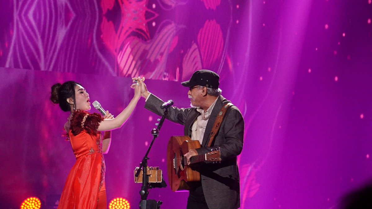 Indosiar's tweet photo. Di Konser Raya #Indosiar23, @iwanfals berkolaborasi dengan @ViaVallen01 dan juga @showimah! Luar biasa spektakuler! https://t.co/V88KbVqWbT