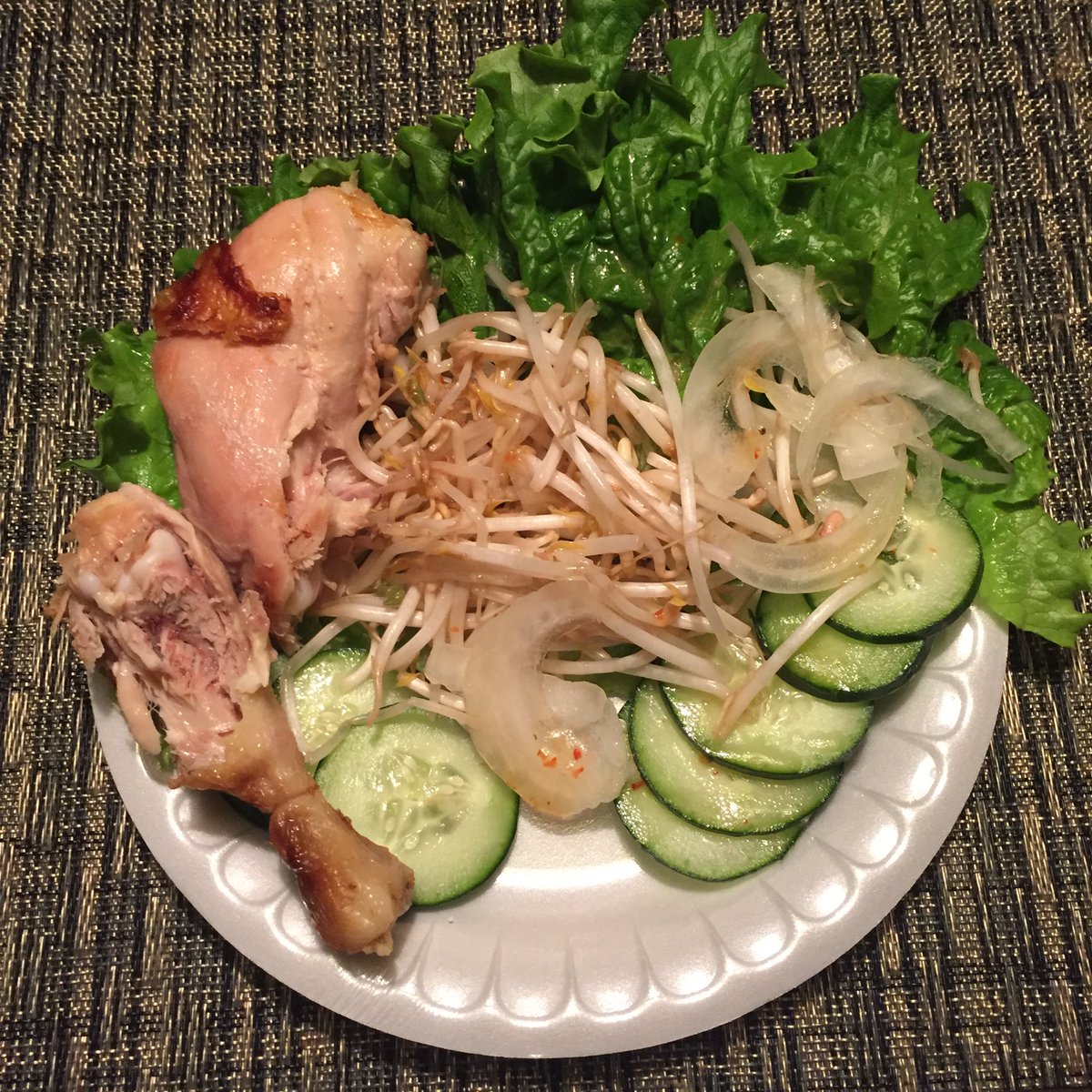 Late night meal.
3 low density carbs (Bean Sprouts, sliced Cucumbers , Spinach)
1 x 25 gram serving protein (Chicken)