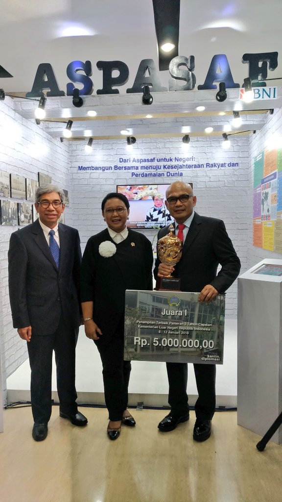 Kemlu_RI's tweet photo. Selamat kepada #DitjenProtkons #DitjenKSMultilateral dan #DitjenAspasaf sebagai pemenang ketiga, kedua, dan juara umum pameran capaian 3 tahun diplomasi Indonesia! #PPTM2018 https://t.co/TzrdQgzPyL