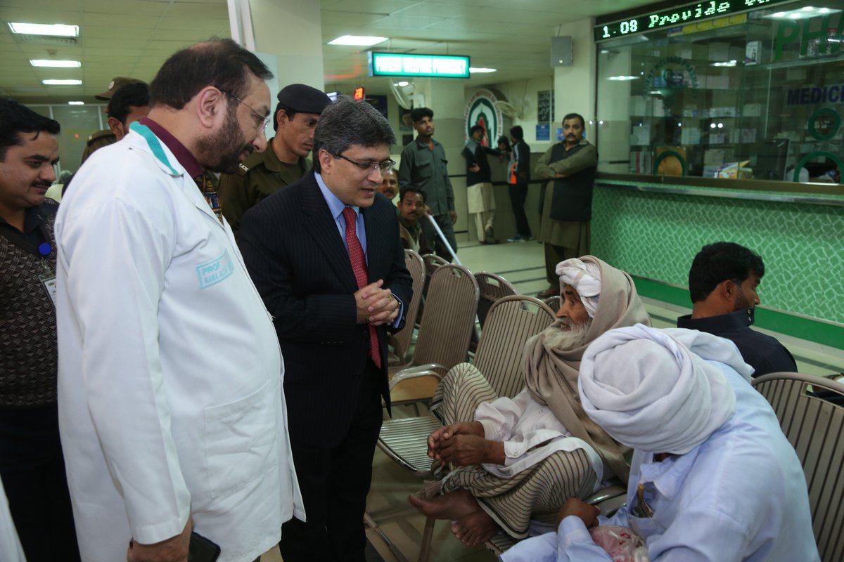 CPEIC's tweet photo. Visit of Commissioner Multan to CPEIC to monitor the progress of extension of CPEIC building on 11.01.2018 at 01:00 pm. He also meet various patients and ask for their medical treatment here in CPEIC Multan. https://t.co/0h0YW2BfPN