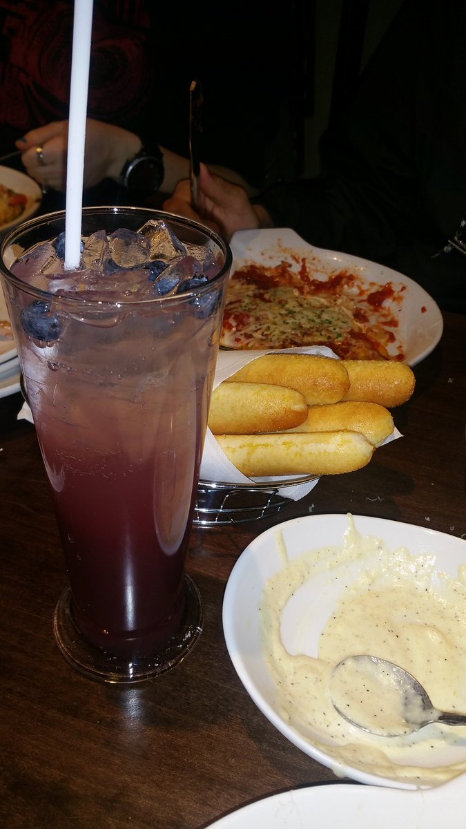 bethToodleloo's tweet image. Olive Garden happiness.#spanishfork #olivegardensp #happybirthdaytome!