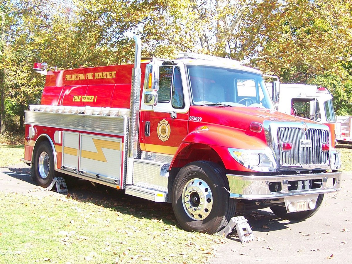 lvltc97's tweet photo. @PhillyFireDept apparatus to honor Lt. LaTourneau on this sad day @PHILAPDSGT #RedLightsforMatt #firetruckfriday @ESV911 @rumlightning @TrafficDanKYW @PaAlertsSE @Eastcoastphotog @EmergMgt @HartsvilleFC @HandLboss @eng2inemhfd @beetle_33 @RedPawRelief @KMEFire https://t.co/hluP3zBWOh
