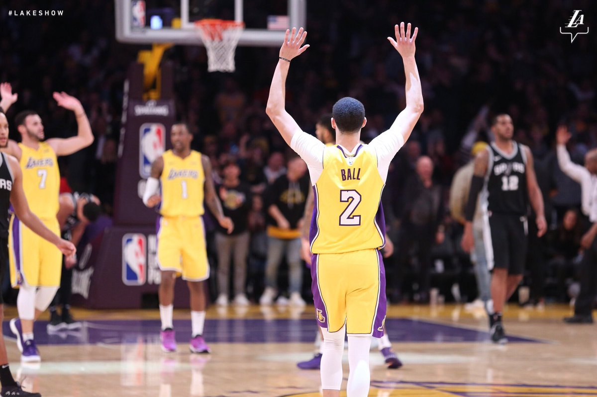 Lakers's tweet photo. Raise the roof!! #LakeShow https://t.co/mdN8GK5Pi0