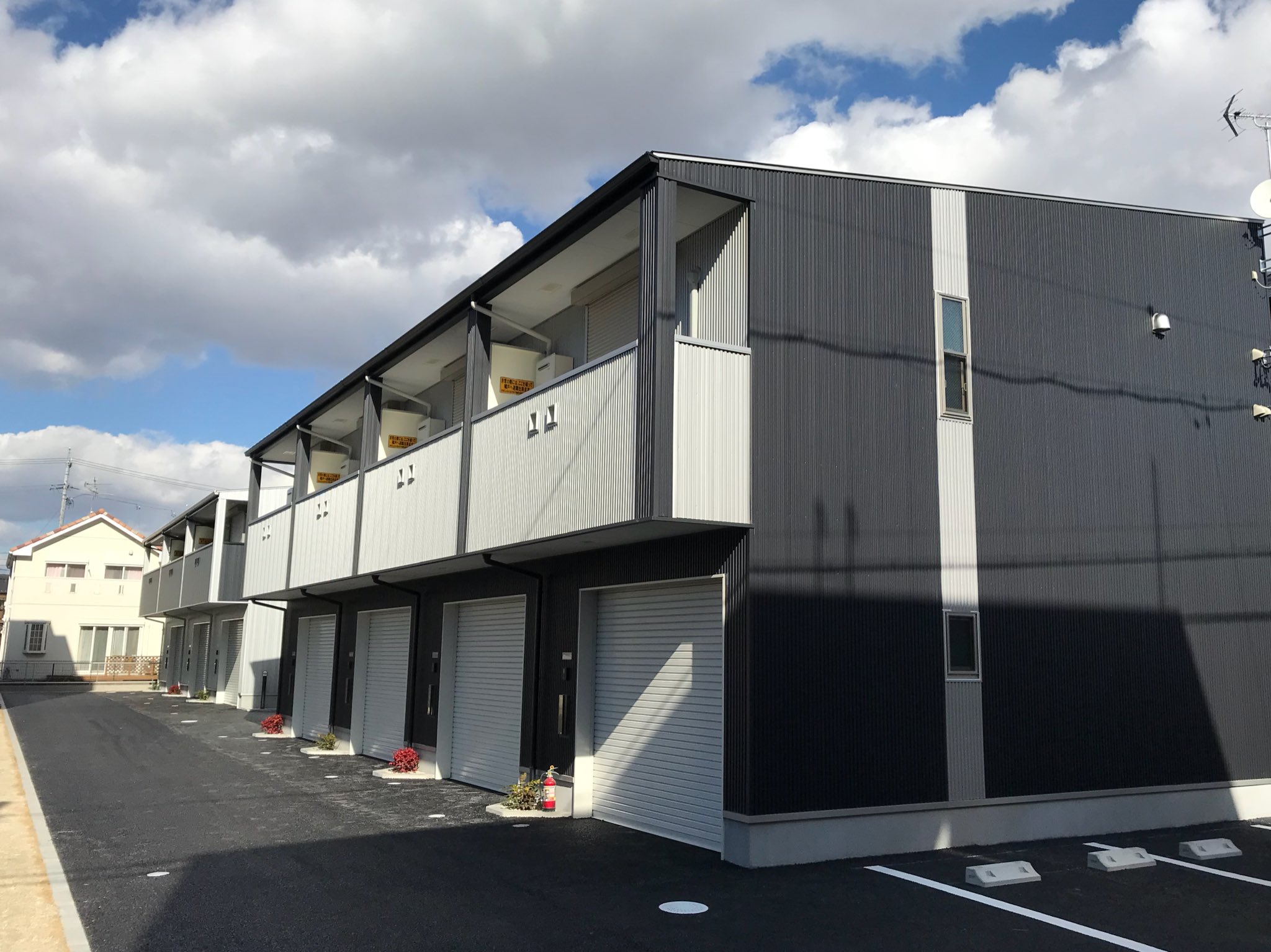 イベント カーショップ情報 1 土 21 日 ガレージ付アパートの完成見学会を開催です 16時迄 名古屋市北区三軒町148 1f電動シャッター付きガレージ 2f居住スペース 賃貸でガレージライフを満喫 入居前に部屋の中をゆっくり見る最後の機会です ガレージ