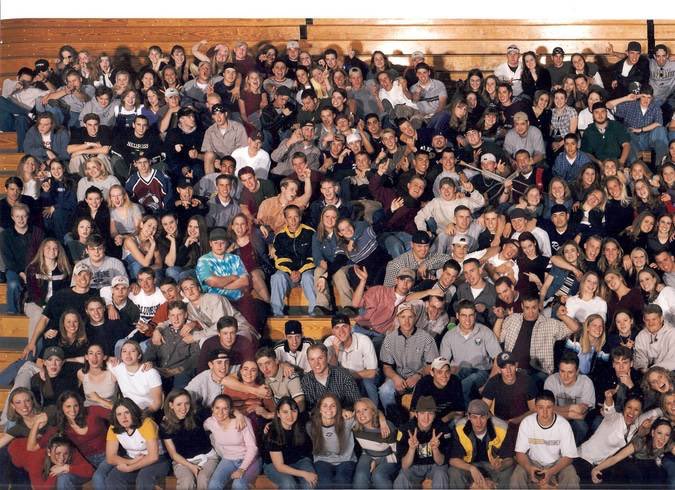 PhotosFreaky's tweet photo. Columbine class photo, where the two Columbine shooters, Eric Harris and Dylan Klebold, can be seen in the upper left hand corner aiming imaginary guns at the camera. Their rampage was months away. https://t.co/rV9QfdOkUL
