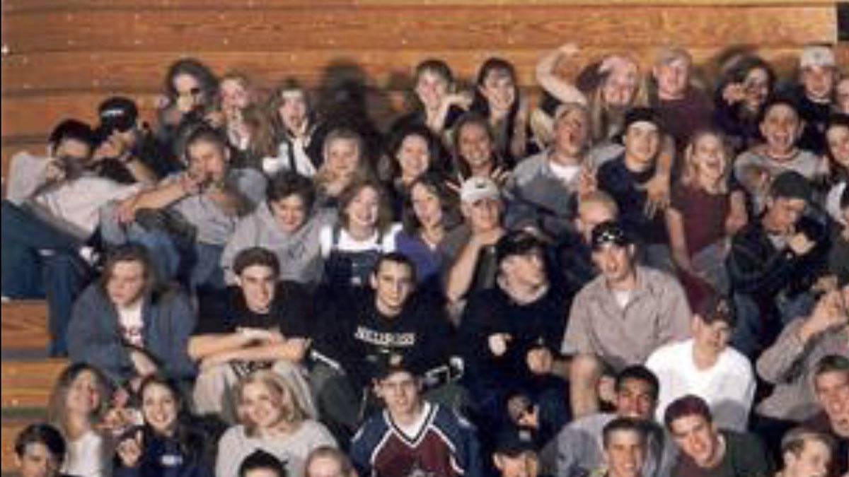 PhotosFreaky's tweet photo. Columbine class photo, where the two Columbine shooters, Eric Harris and Dylan Klebold, can be seen in the upper left hand corner aiming imaginary guns at the camera. Their rampage was months away. https://t.co/rV9QfdOkUL