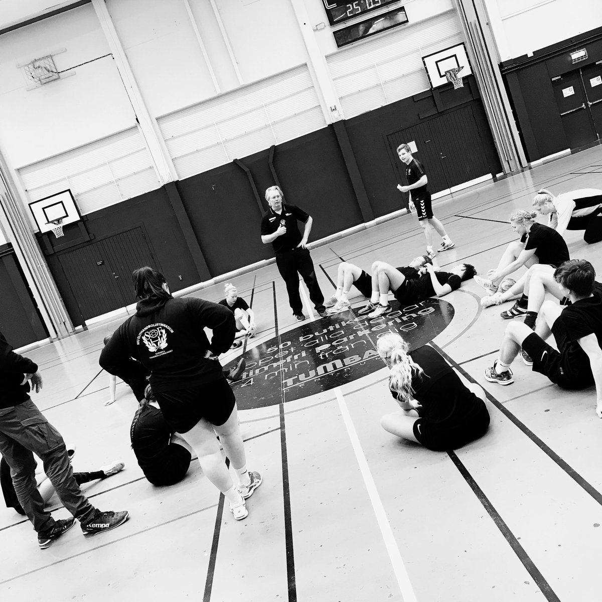 tumbagymnasium's tweet photo. UppvÀrming passning samarbete kantvÀxlar mÄlvakt teknik fys 200% fredag morgon #hanboll #niu #tumbagymasium #vÀrldsklass https://t.co/0wiEjJ7C6w