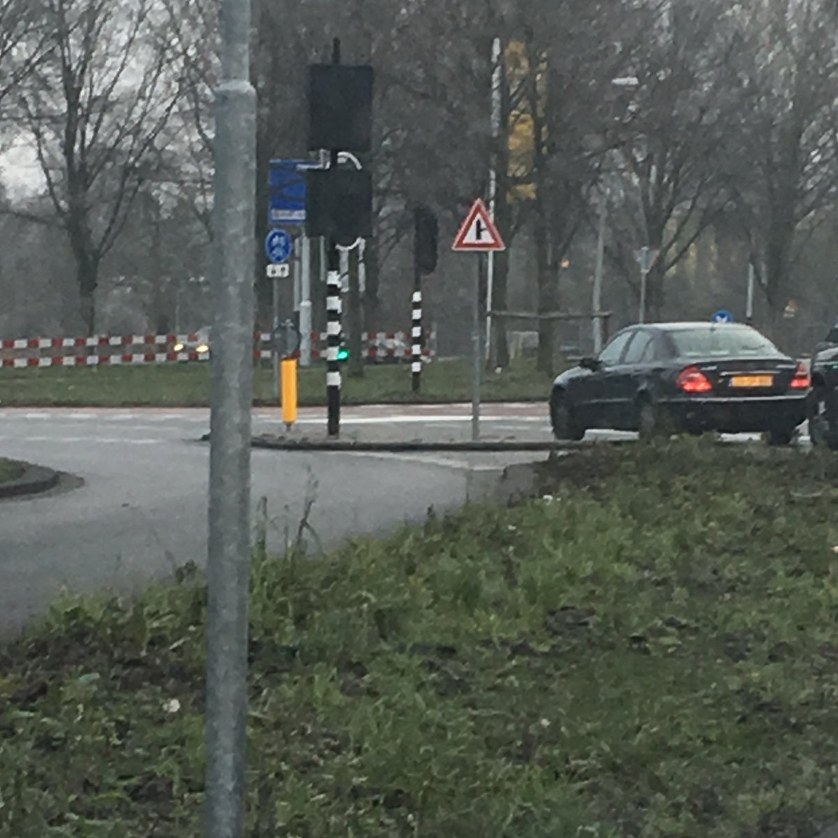 NPasteuning's tweet image. Informatiebord vlak voor stoplicht geplaatst. . #Amsterdam #Datverzinjetochniet