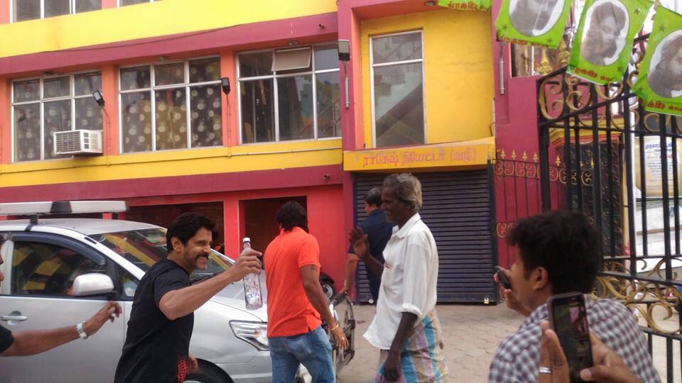 ThamizhPadam's tweet image. #ChiyaanVikram at Vettri Theatre for #SketchFDFS  #Sketchpongal