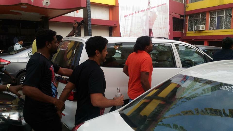 ThamizhPadam's tweet image. #ChiyaanVikram at Vettri Theatre for #SketchFDFS  #Sketchpongal