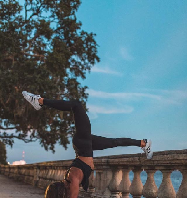 MoveActive's tweet image. It's a nice evening stroll for a spontaneous handstand! @neellyhuff ift.tt/2Dq6C4c