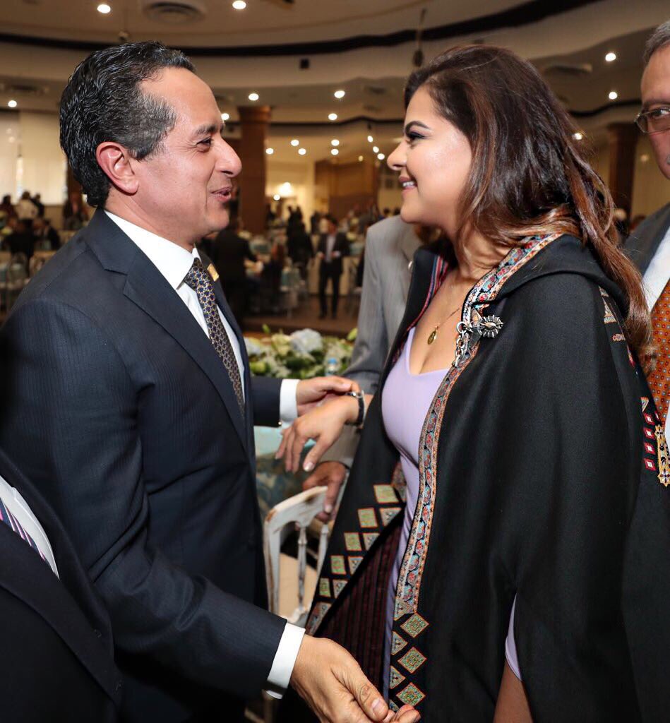 GiselleAuguro's tweet photo. “Un amigo es una persona con la que se puede pensar en voz alta.” #centrolibanes #55aniversario #cdmx https://t.co/hf4u9ZAVUI