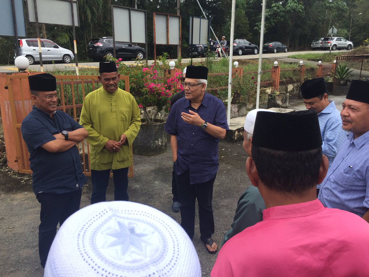 nazridouglas's tweet photo. Solat jumaat bersama penduduk kampung di Masjid Kg Gudang, Batu Kurau Perak. DS @dhzhamzah sempat meninjau keadaan masjid dan bersetuju untuk memberi peruntukan bagi kos pembaikkan. #MPLarut #CaringMinistry #mypdnkk https://t.co/GAaoEdsyeM