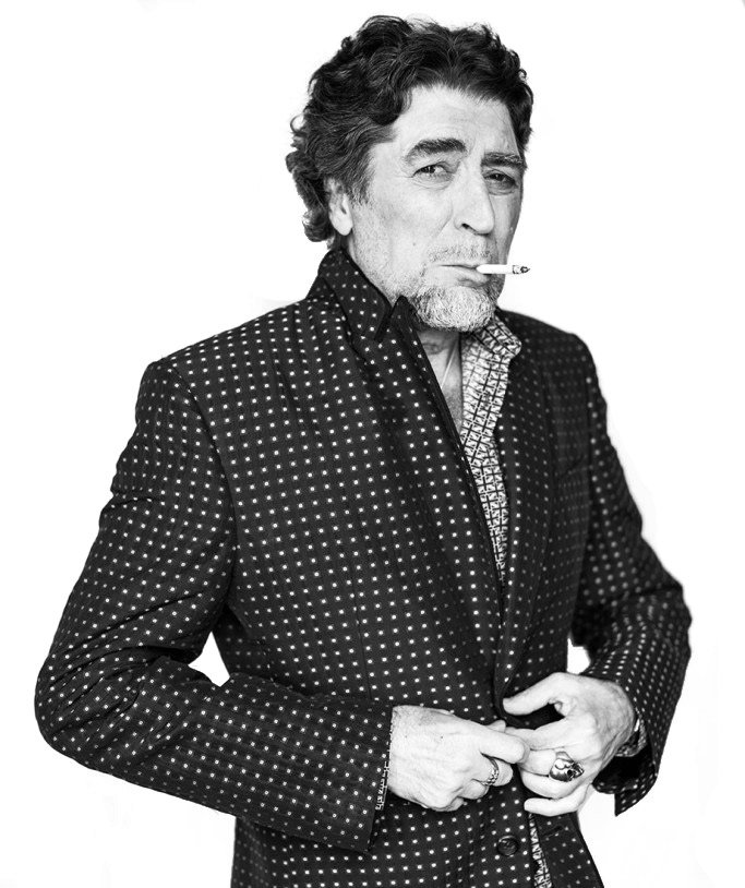 joaquin_sabina's tweet photo. "De día la gente va y viene de la obligación, el trabajo, y de noche, los que salen buscan el amor y el placer, se habla de otra cosa y no sólo de dinero... me parece que la noche es un terreno donde fructifica mejor la vida, la música y la poesía" https://t.co/7VtXJRJnEz https://t.co/mTV2Ef6Jj0