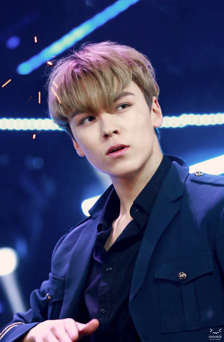 cutesicle_'s tweet photo. 171221 광주 엠카운트다운 
#세븐틴 #SEVENTEEN #버논 #VERNON

즐거운 주말 보내세요🙃💕 https://t.co/wEyzWwD6Kq