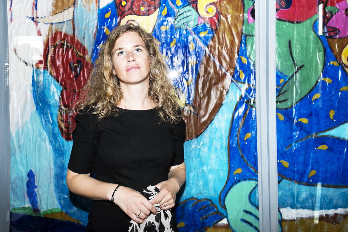 volkskrant's tweet image. In dit interview vertelt onze correspondent Midden-Oosten @esvanana over het eerste massagraf dat ze zag, verslag doen tussen de alternatieve feiten en kakkerlakken in hoteldouches bit.ly/2CXmoFG