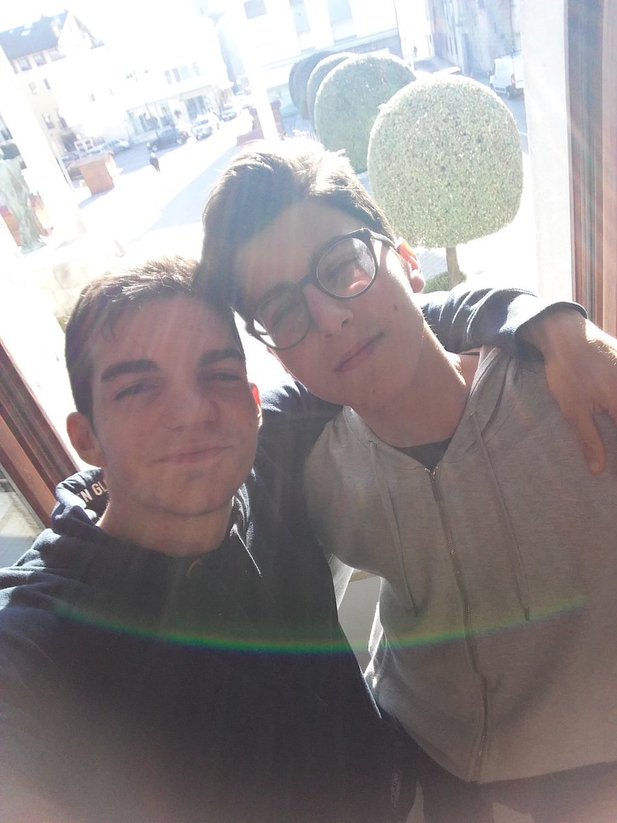 snidaccer's tweet photo. Day 22. Il sole bacia i belli o no?| #follettosottoiltappeto #accappatoio #pignata #marmitta #fromPhila #giocoforza https://t.co/Ly5mMnu2Wl