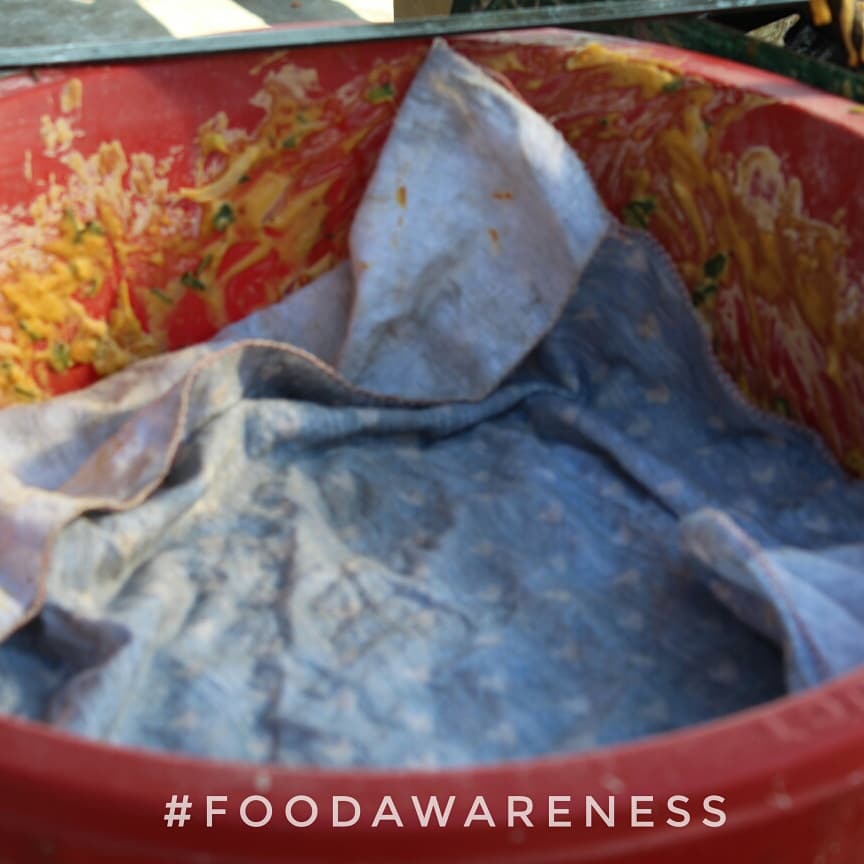 DisgustFood's tweet photo. Oil from the food can taste well and make you feel satisfied after your meal. It does a lot more in your body systems than just making you feel the satiety value of your heavy food.Also the food preparation in open areas effects your health badly. And lead to many problems. https://t.co/U6k58GBtR7