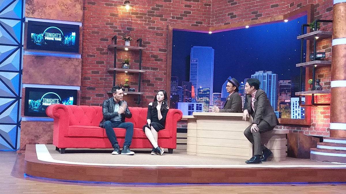 Di <a href="/TonightShow_NET/">Tonight Show NET.</a> sekarang, <a href="/arifinputra/">Arifin Putra</a> &amp; <a href="/isyanasarasvati/">Isyana Sarasvati</a> ngobrolin video musik "Lembaran Buku". Udah bisa diliat lho di YouTube IsyanaVEVO. Katanya sih ada 'psycho2' nya gitu 😰