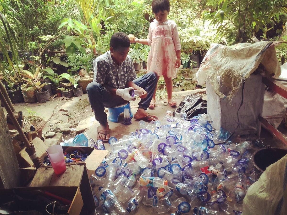 doni_maecenas's tweet photo. proses peningkatan nilai ekonomi sampah plastik di #banksampah_tapilawik  kota #sibolga https://t.co/UMIRmO85BD