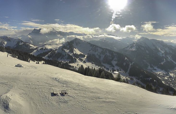 LesPdSNL's tweet photo. Wow!! #Châtel #Morclan at this very moment. Fabulous isn’t it!! @otchampery @Morgins_Suisse @ChatelWeb @lesgetsnews @SocialPds @WintersportLive @newsdidj @Alpenweerman @Chatel_Officiel @highonpowder @LesGetsInfo @Ski_Press https://t.co/A22D3NP3xU