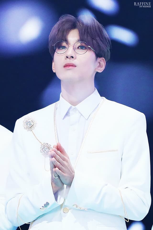 cheolliep0p's tweet photo. Wonwoo with a specs... 

HI WONWOO STANS! 💖 https://t.co/eUVMX8KBo6