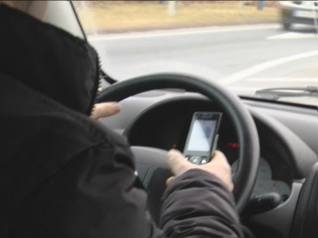 policija_si's tweet photo. Skupaj z agencijo za varnost pometa začenjamo preventivno akcijo, s katero bomo voznike opozarjali, da telefoniranje ne sodi za volan. Akcija bo potekala med 15. in 28. januarjem 2018. Če voziš, izklopi telefon! 
Več: https://t.co/zdYw9LLTAF
Video: https://t.co/n0fNmaw04G https://t.co/v9POfoHl8w