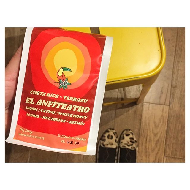 Para poder dormir 8 horas al día tendría que acostarme a las 22:30.

Así que estoy invirtiendo en los litros de café que bebo al cabo del día. 
Este de <a href="/misioncafe/">Misión Café</a> 👌🏼.-