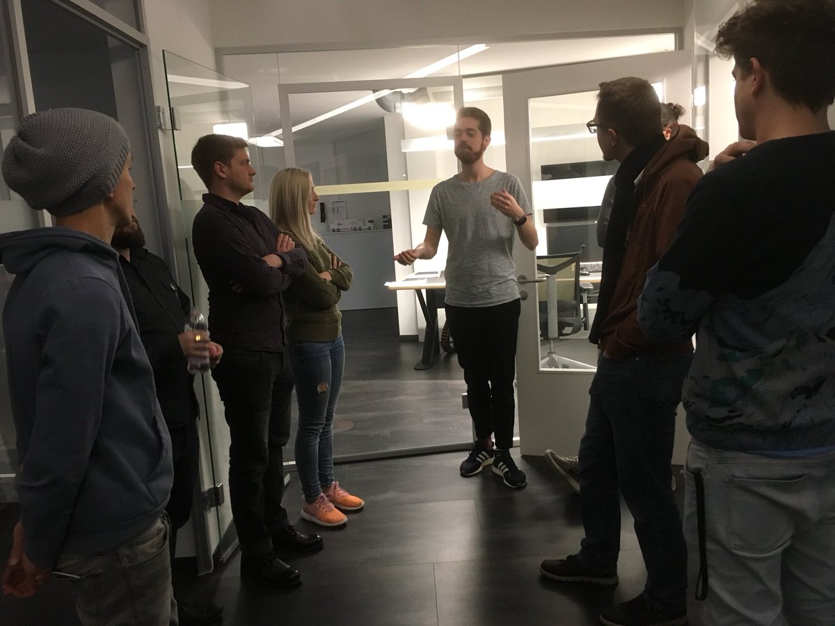 eSportsCH's tweet image. Learning how to report, lesson #12:
A performant network is useful.
100 Gbits anyone?😍
#fastlane #realTimeStreaming #notCompressed