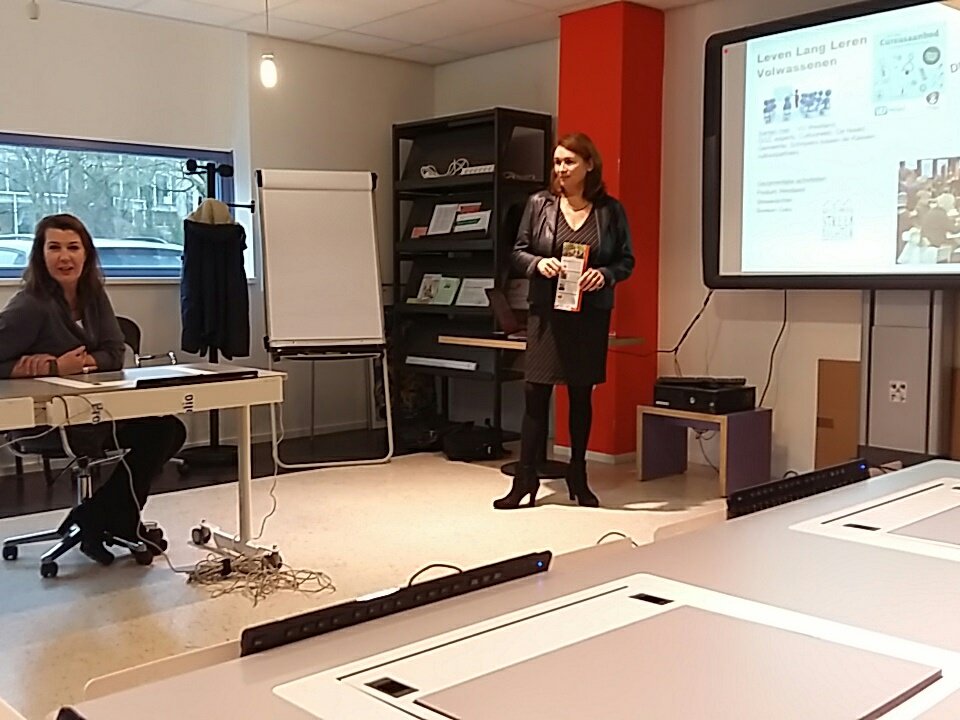 PvdAWestland's tweet photo. Zeer warm ontvangst in @biebwestland vestiging #Naaldwijk. #PvdAWestland wil #ontmoeten en #educatie stimuleren. Belangrijke rol voor #bibliotheek #westland. https://t.co/TpH7XB872k
