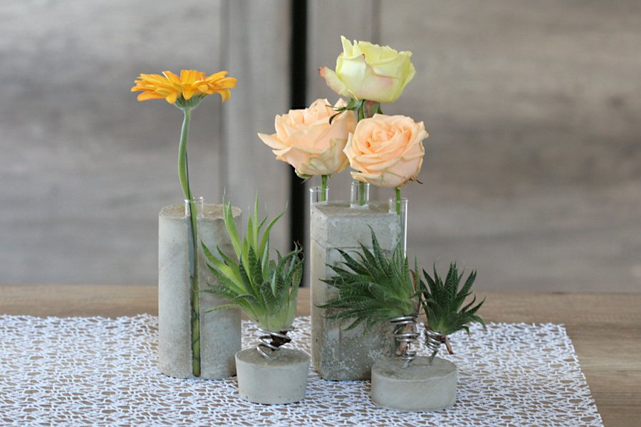 vbshobby's tweet photo. Keine Lust mehr auf Blumenvasen, welche dauernd umfallen und zerbrechen? 
▶️ Die selbstgemachten Betonvasen werden mit Sicherheit nicht so schnell kaputt gehen: https://t.co/KoOoZ9QqVq

Tipp: Durch Bemalen oder Dekorieren, könnt ihr ganz einfach vom Beton-Look abweichen. https://t.co/FNAcLod6PK
